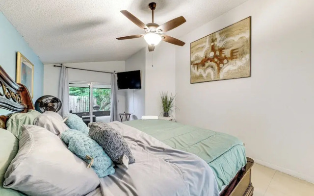 Family-friendly North Lauderdale Home w/ Grill!