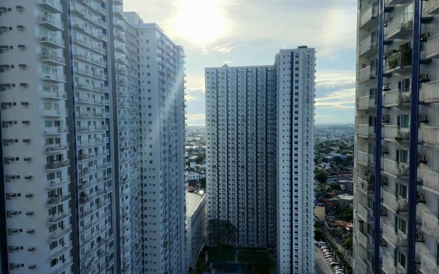 High-Tech Studio at Grass Residences -2 persons only, Quezon City