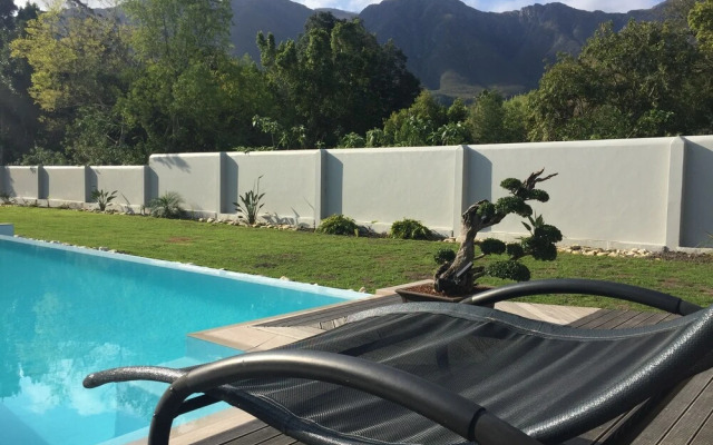 A Riverbed Guesthouse