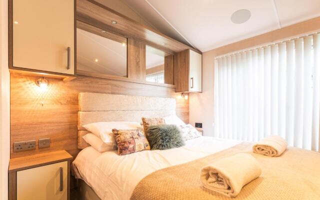 Juniper Lodge with Hot Tub