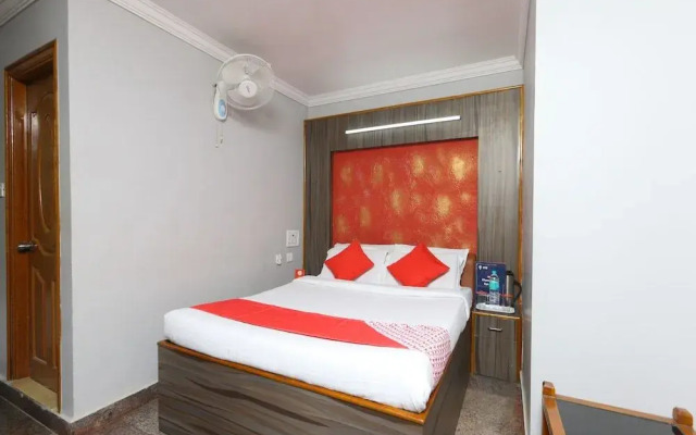 OYO 8828 Holidays Dollars Grand
