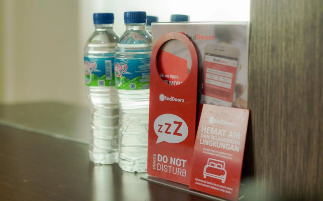 RedDoorz near Pantai Pede