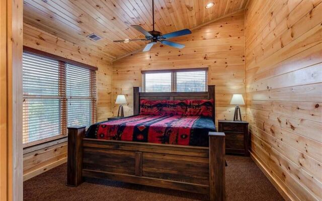 Majestic Manor - Three Bedroom Cabin