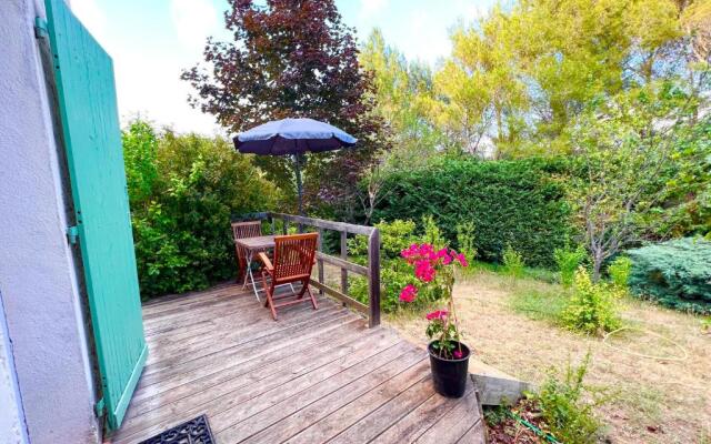 T2 avec terrasse arborée proche LOURMARIN