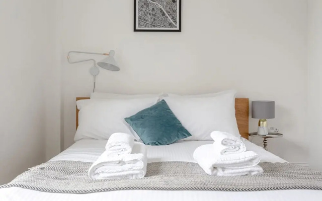 Stylish 2 Bedroom Flat With Views of The Shard