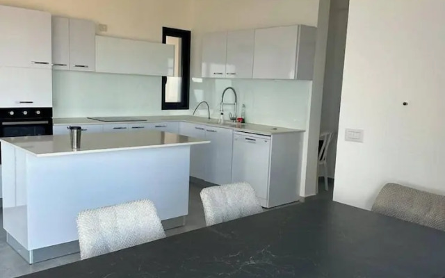 Charming 4BR APT with Stellar Sea View