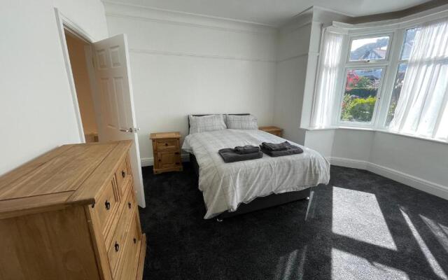 3 bedroom Garden apartment next to craig-y-don park