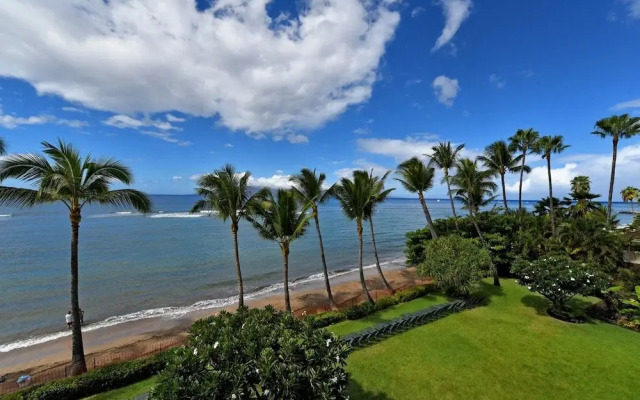 Lahaina Shores #425 Studio Bedroom Condo by RedAwning