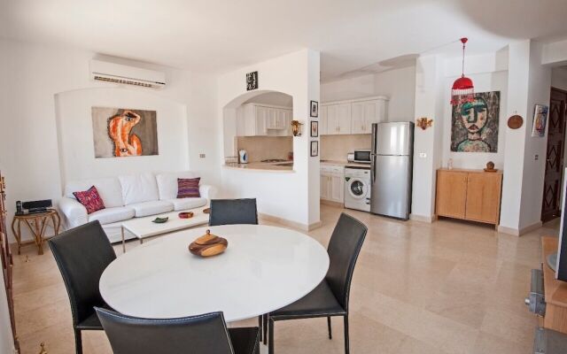 Apartment Overlooking Pool & Lagoon