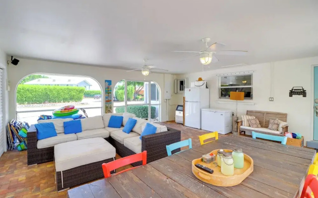 Walk to Beach: Waterfront Home in Marathon!