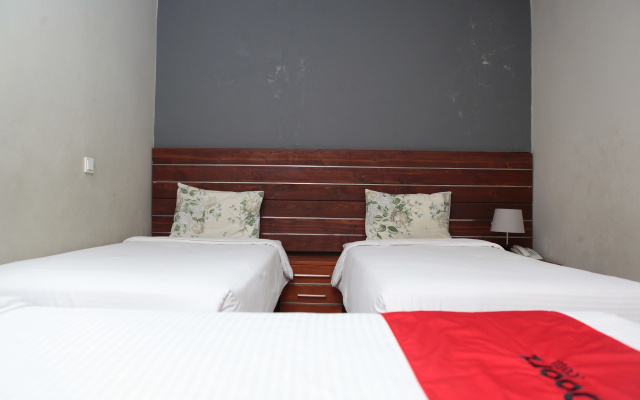 RedDoorz Plus near Asia Afrika 3 – Guest Rooms – Bandung