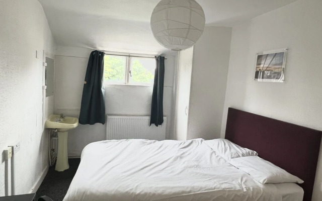 Westbourne Place Rooms - by Clifton Short Lets"