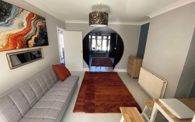 Leslie Road Retreat - Charming 4-bed House