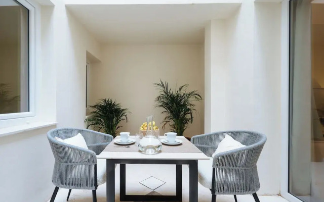 Luxurious Apartment with Patio and Pool