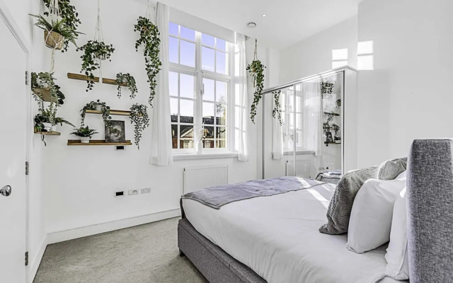 Vibrant 2-bed Flat: Acton's Best Stay!