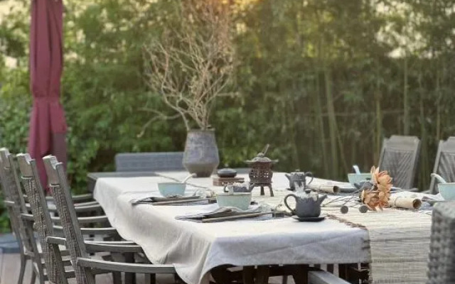 Nest Bar B & B