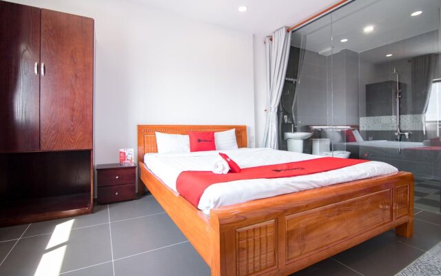 RedDoorz Plus near Hoang Van Thu Park 2