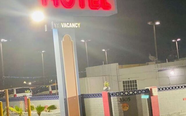 Lucky cuss Motel