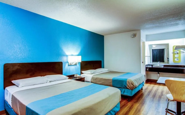 Motel 6 Florissant, MO