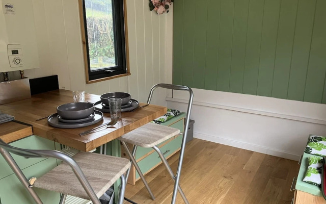1 Bed Converted Railway Wagon Near Crickhowell