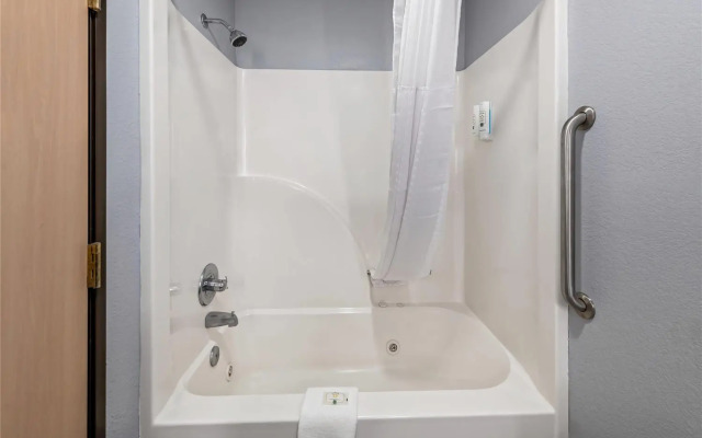 Quality Inn & Suites Manhattan