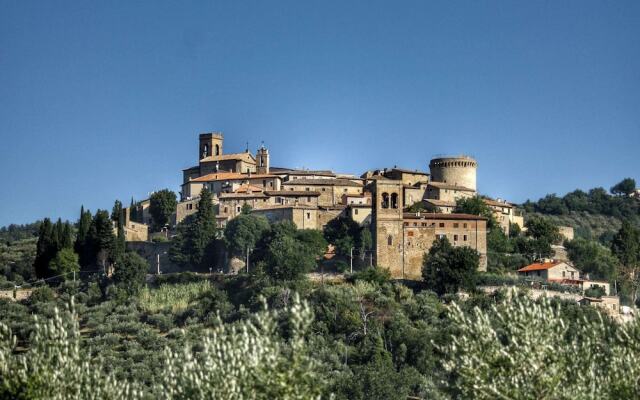 Beautiful Farmhouse with Hot Tub in Umbria