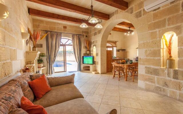 Centre Island Gozitan Farmhouse & Pool