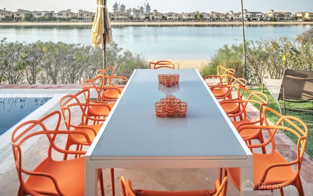 The Palm Jumeirah Villas - Frond E by LUX Holiday Home