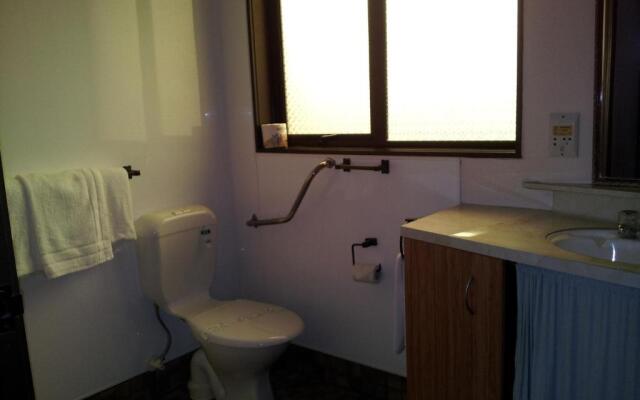 Ace High Motor Inn