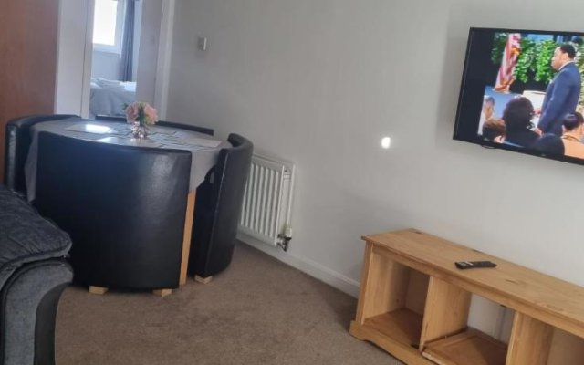 Lovely 2-bedroom flat with free parking