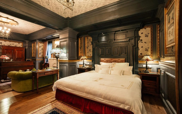 The Old England Manor