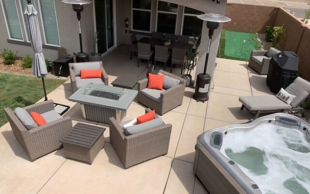 Desert Living 5 Bedroom Home by RedAwning