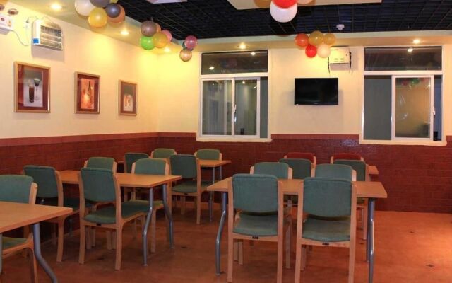 Home Inn (Wuhan Minhang Residential Community Changgang Road Metro Station)