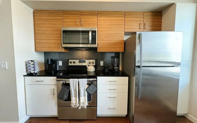Stylish Retreat W Pool GYM Parking 10min to Cedars