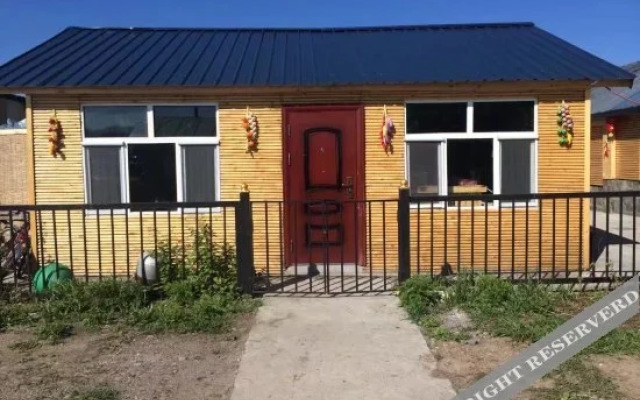 Arctic Village Snowman Chalet