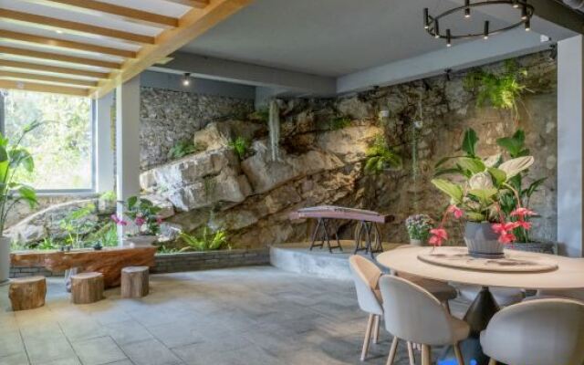 Xingyi Wanfenglin Ruhuazaoye Homestay (Baguatian Observation Deck)