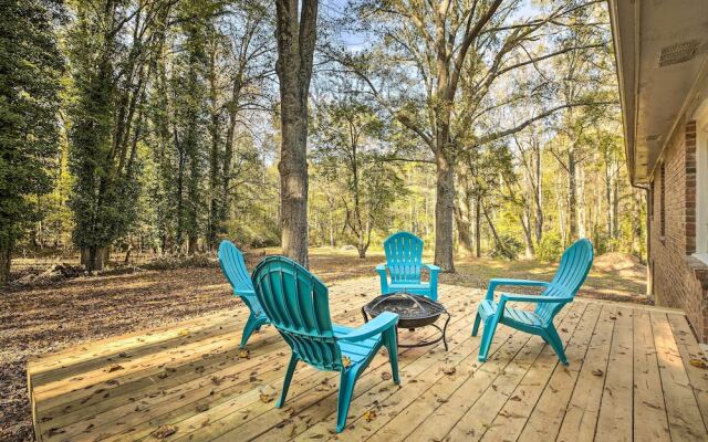 Acworth Retreat w/ Fireplace, Deck, 3 Acres!