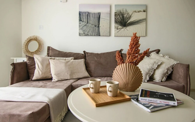 Phaedrus Living City View Fountain Court 113