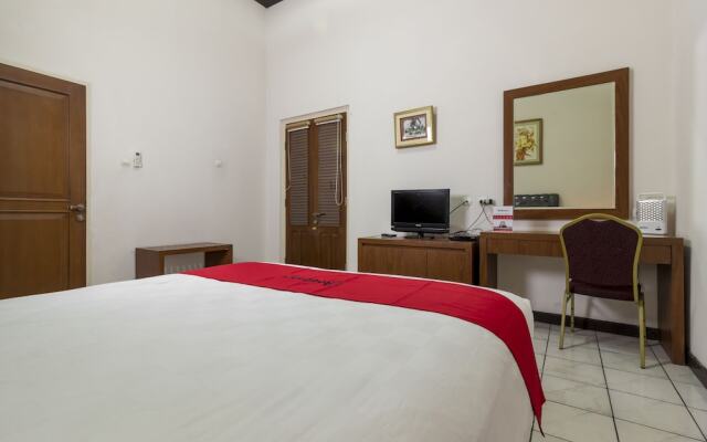RedDoorz Plus near Riau Street 2