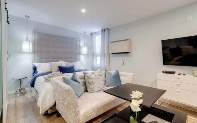Casa Queen-Leslieville Suite w LRG Patio