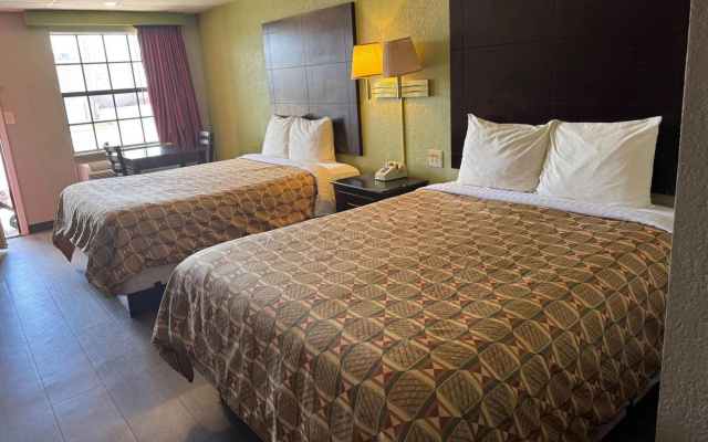 Econo Lodge Inn & Suites