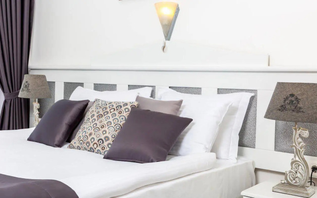 Aryes Deluxe Hotel