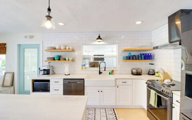 Walk to Beach: Waterfront Home in Marathon!