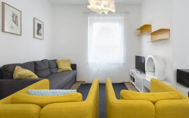 Yellow Maraini