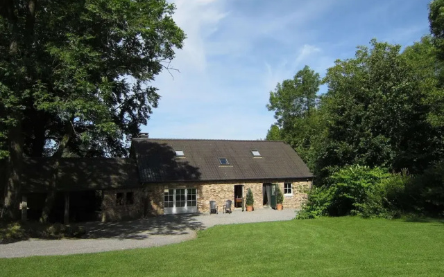 Glorious Holiday Home in Wéris with Hot Tub