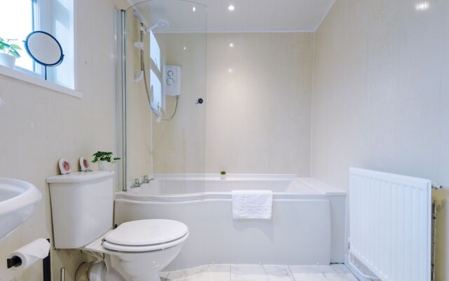 A K Apartments Spacious 4 Bedroom House, Central Location, Sleeps 8