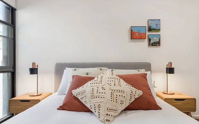 Beautiful 2-storey Unit With Balcony Near Smith St – Guest Rooms – Melbourne