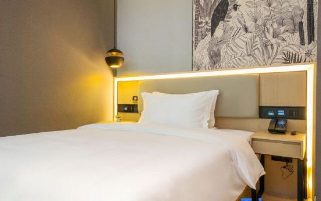 Wanhe Zhizhen Hotel (Shanghai Sun Moonlight Dapuqiao Subway Station)