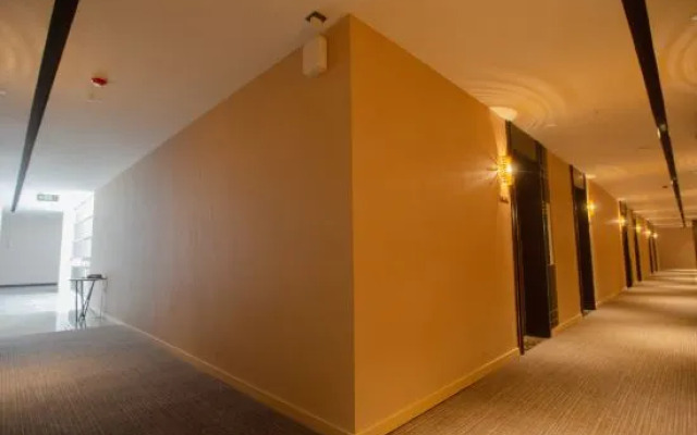 Homeinn Plus Hotel (Xishuangbanna Jinghong Peacock Lake Tropical Flower Garden)