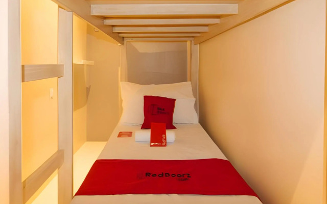 RedDooorz @ Laiya Vivo Hotel Batangas